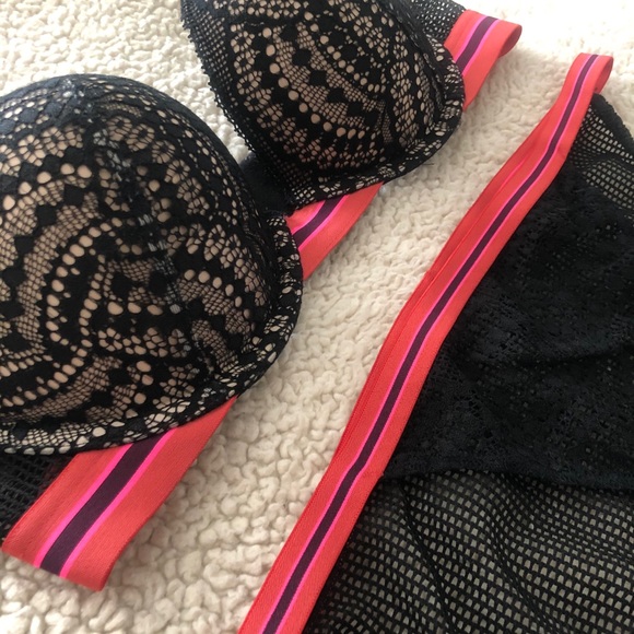 Victoria’s Secret Set- 34B bra, size M panties - Picture 2 of 3